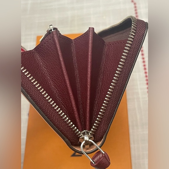 LOUIS VUITTON Zippy Lock Me Leather Wallet - Picture 8 of 14